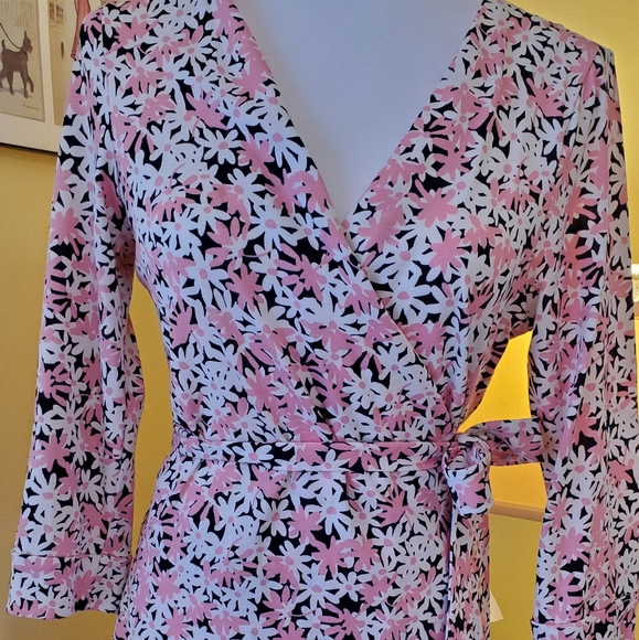 DIANE VON FURSTENBERG Wrap dress, size 10, excellent condition, dry cleaned. - Picture 2 of 13
